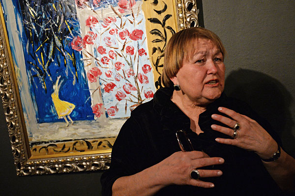 Директор галереи "Экспо-88" Елена Яковлева на открытии выставки живописи фигурантки дела "Оборонсервиса" Евгении Васильевой "Цветы из неволи".