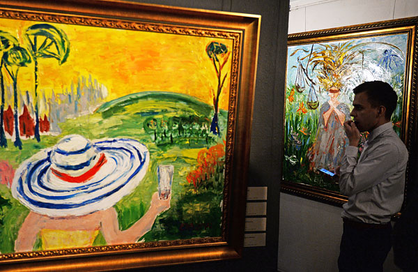 Посетитель на выставке живописи фигурантки дела "Оборонсервиса" Евгении Васильевой "Цветы из неволи" в галерее "Экспо-88".