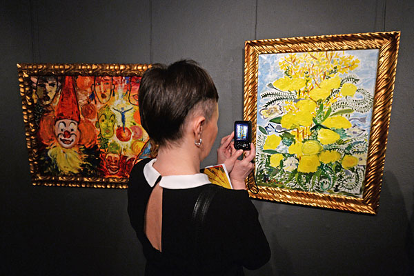 Посетитель на выставке живописи фигурантки дела "Оборонсервиса" Евгении Васильевой "Цветы из неволи" в галерее "Экспо-88".