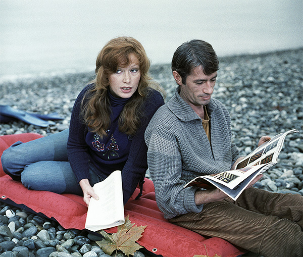 Алла Пугачева (слева) в главной роли в художественном фильме "Женщина, которая поет". Киностудия "Мосфильм". 1978 год.