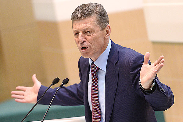 Вице-премьер Дмитрий Козак выступает во время заседания Совета Федерации РФ.