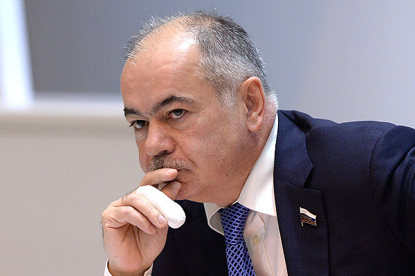 Вице-спикер СФ Ильяс Умаханов во время заседания Совета Федерации РФ.