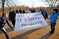 Протестующие рядом с авиабазой в Краматорске.