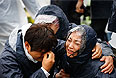 Родственники пассажиров затонувшего южнокорейского парома.