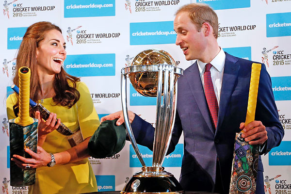 Королевская чета фотографируется с битами и кубком мира по крикету.