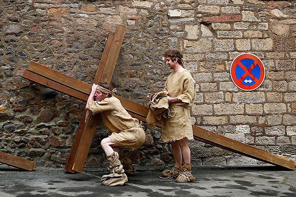 Итальянские актеры, принимающие участие в пьесе-реконструкции распятия Христа, пытаются поднять крест.