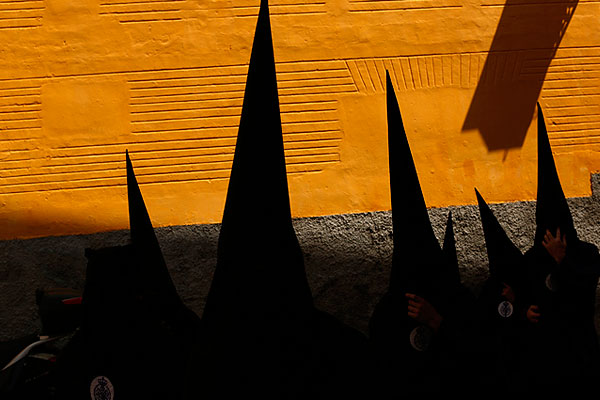 Члены братства Святого Бернарда в Севилье.