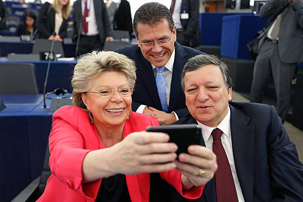 Европарламентское "селфи" - комиссар Европейского союза по юстиции Вивиан Рединг, европейский комиссар по образованию, обучению, культуре и молодёжи Марош Шефчович и председатель Европейской комиссии Жозе Мануэл Баррозу.