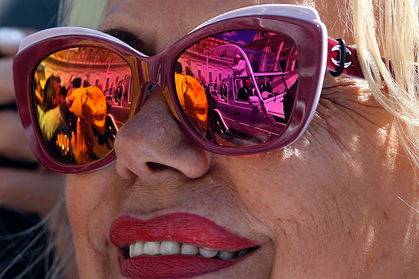 "Папамобиль" отражается в линзах очков туристки в Ватикане.