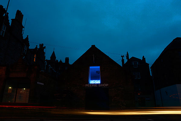 Неоновая вывеска магазина сувениров в Леруике. Леруик (англ. Lerwick) — самый северный город Шотландии, единственный населенный пункт со статусом города и административный центр Шетландских островов.