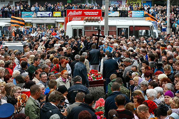 Жители Славянска во время похорон ополченцев, погибших на блок-посту в пасхальную ночь.