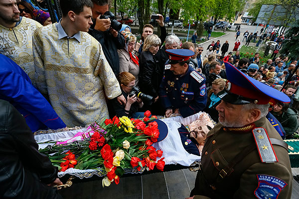 Похороны ополченцев, погибших на блок-посту в пасхальную ночь.