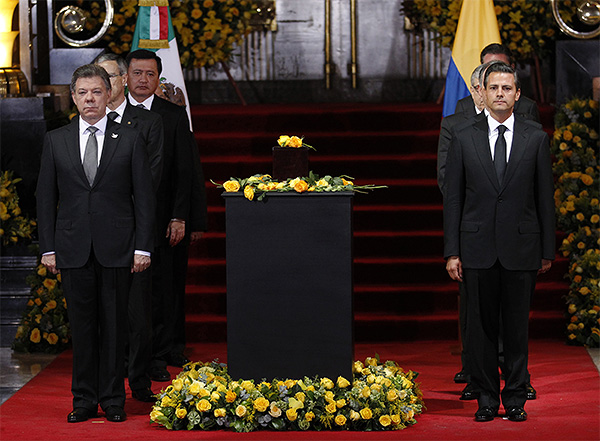Президент Колумбии Хуан Мануэль Сантос и его мексиканский коллега Энрике Пьена Ньето рядом с урной с прахом писателя Габриэля Гарсиа Маркеса.