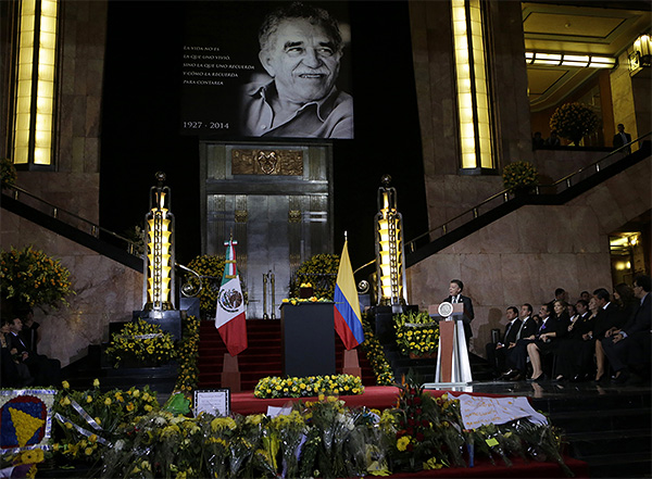 Президент Колумбии Хуан Мануэль Сантос произносит речь у урны с прахом Габриэля Гарсиа Маркеса.