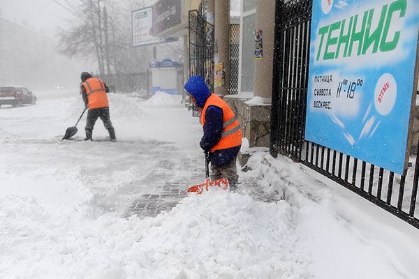 Около 12 тысяч человек остались без электроснабжения на юге Свердловской области из-за снега и порывистого ветра. Кроме того, без электроэнергии остались 15 тысяч человек в северных районах и горно-заводской зоне Челябинской области.