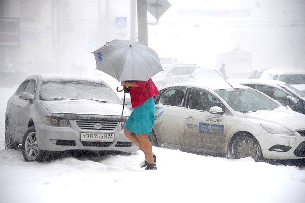 Около 12 тысяч человек остались без электроснабжения на юге Свердловской области из-за снега и порывистого ветра. Кроме того, без электроэнергии остались 15 тысяч человек в северных районах и горно-заводской зоне Челябинской области.