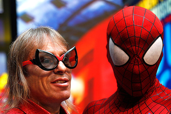 Французский "человек-паук" Ален Робер принимает участие в промо-акции фильма Марка Уэбба "Новый Человек-паук: Высокое напряжение" в Макао.
