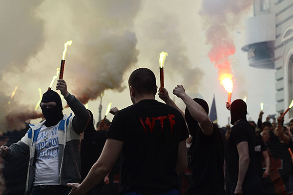 В результате столкновения между участниками шествия за единую Украину и сторонниками федерализации в Харькове в воскресенье пострадали 14 человек.