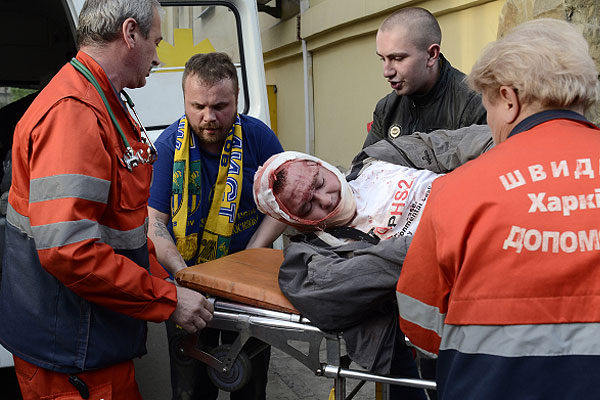 Участник митинга сторонников федерализации Украины, пострадавший во время столкновений в Харькове с болельщиками футбольных команд "Металлист" и "Днепр".
