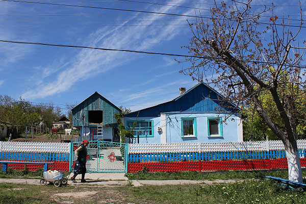 Жительница села Льговка Судакского района с наполненными питьевой водой емкостями.