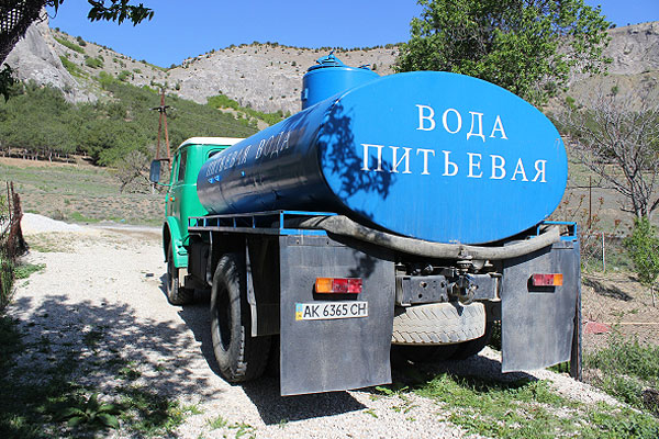 Цистерна с питьевой водой для жителей села Морское в Судакском районе.