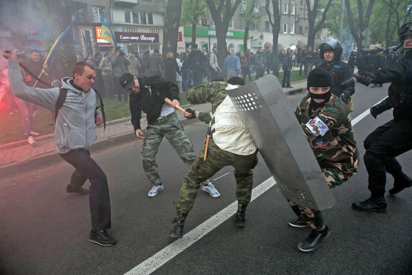 Драка между протестующими на улице Донецка.