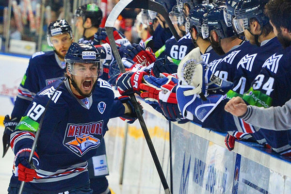 Игрок ХК "Металлург" Франсис Паре радуется забитому голу.