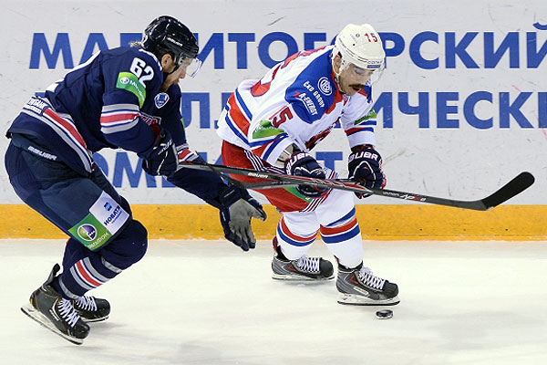Игрок ХК "Металлург" Оскар Осала и игрок ХК "Лев" Михал Бирнер в седьмом матче финальной серии Кубка Гагарина Континентальной хоккейной лиги.