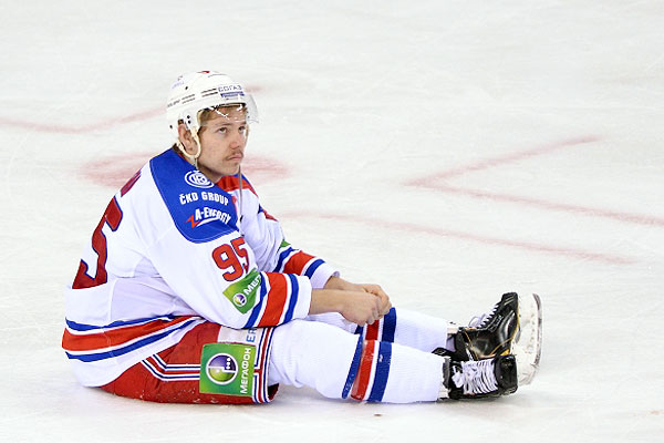 Игрок ХК "Лев" Якуб Матаи после окончания седьмого матча финальной серии Кубка Гагарина Континентальной хоккейной лиги между ХК "Металлург" (Россия, Магнитогорск) и ХК "Лев" (Чехия, Прага).