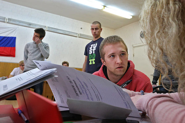 Молодые люди на призывном пункте МО РФ города Калининграда. 1 апреля в России начинается весенний призыв на военную службу.