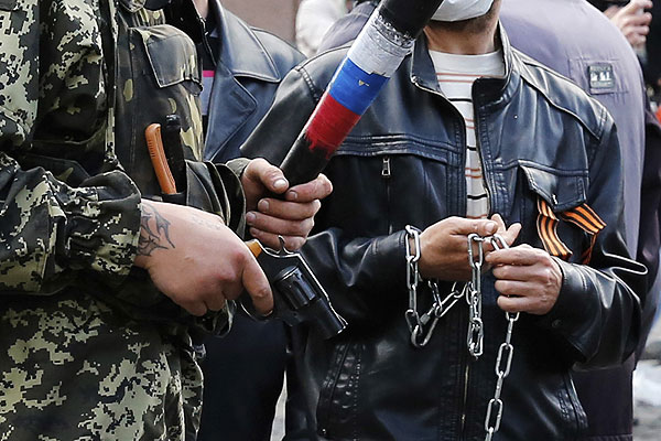 Вооруженные люди в центре Одессы. Цепи тоже шли в ход