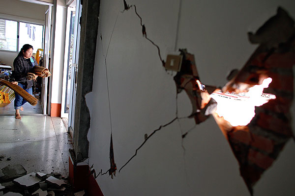 Трещина в стене дома в районе, пострадавшем в результате землетрясения.
