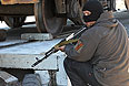 Боец самообороны на блокпосту у железнодорожного переезда в районе села Андреевка.