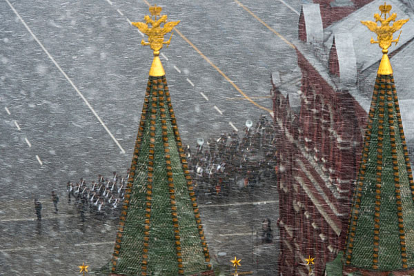 Вид на Красную площадь после окончания генеральной репетиции военного парада в честь Дня Победы в Москве.
