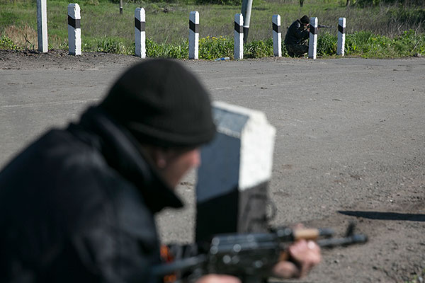 Вооруженные люди на блокпосту около Славянска.