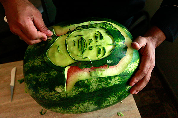 Повар Роджерио Оланда вырезает на арбузной корке портрет бразильского футболиста Неймара.