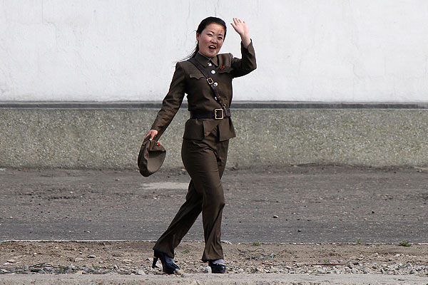 Приветливая северокорейская военнослужащая.
