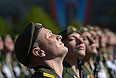 Военнослужащие на военном параде на Красной площади.