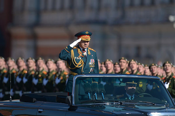 Министр обороны РФ Сергей Шойгу объезжает пешие парадные расчеты Шойгу во время военного парада.