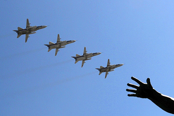 Бомбардировщики Су-24 пролетают над Красной площадью во время военного парада на Красной площади.