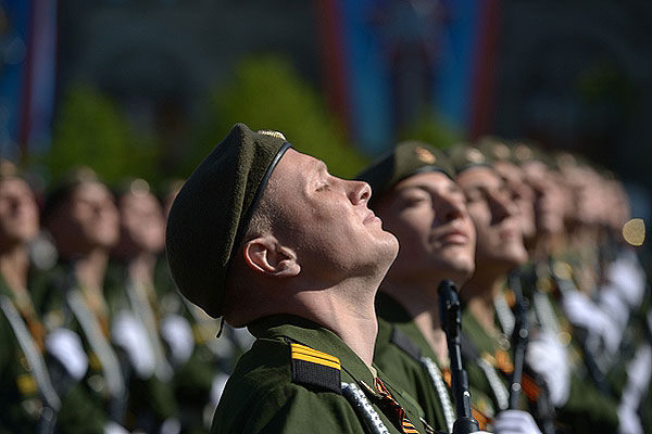 Военнослужащие на военном параде на Красной площади.