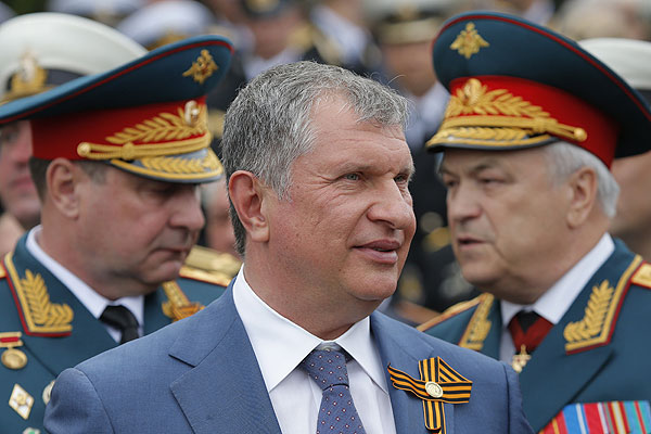 Игорь Сечин во время празднования Дня Победы в Севастополе.