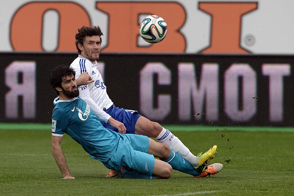 Игрок ФК "Зенит" Нету и игрок ФК "Динамо" Юрий Жирков (слева направо) в матче 29-го тура чемпионата России по футболу среди клубов Премьер-лиги между ФК "Зенит" (Санкт-Петербург) и ФК "Динамо" (Москва).