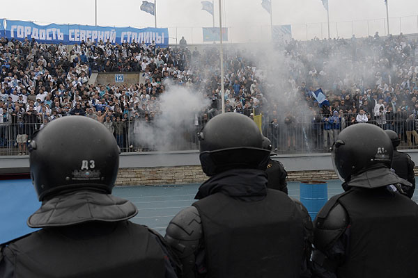 Сотрудники органов правопорядка во время матча 29-го тура чемпионата России по футболу.