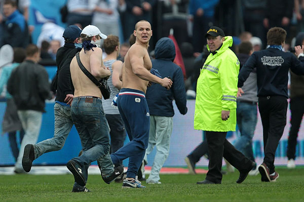 Фанаты петербуржцев покинули свои места и вышли к полю, а затем прорвались на газон.