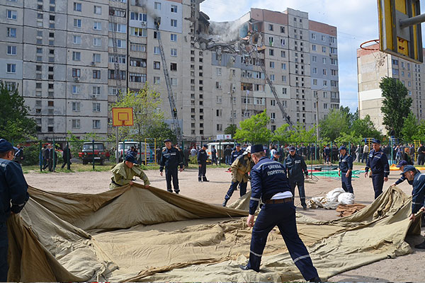 Работа пожарных на месте взрыва.