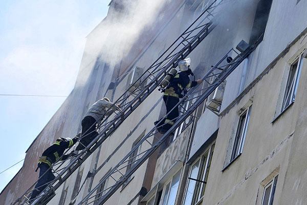 Пожарные у взорвавшегося дома.