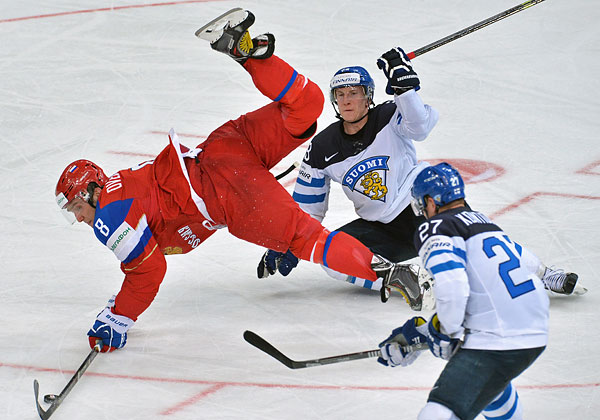 Игрок сборной России Александр Овечкин и игроки сборной Финляндии Юусо Хиетанен и Петри Контиола (слева направо).