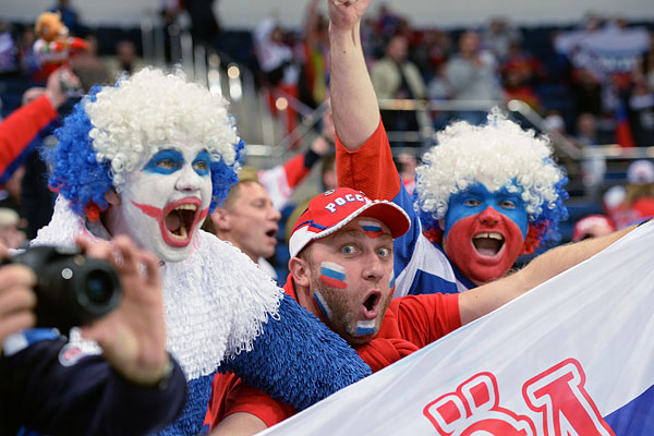 Болельщики сборной России перед матчем группового раунда Чемпионата мира по хоккею 2014 между сборными командами Финляндии и России.