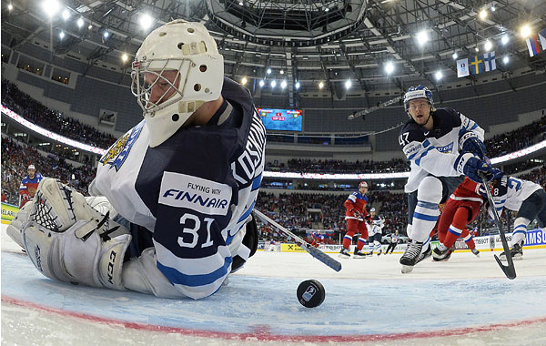 Вратарь сборной Финляндии Микко Коскинен (слева) пропускает гол в свои ворота.